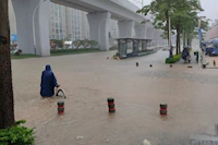 通宵值守 冒雨作業(yè) 一線搶險人員徹夜排澇